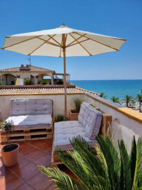 Seafront apartment with rooftop terrace and pool